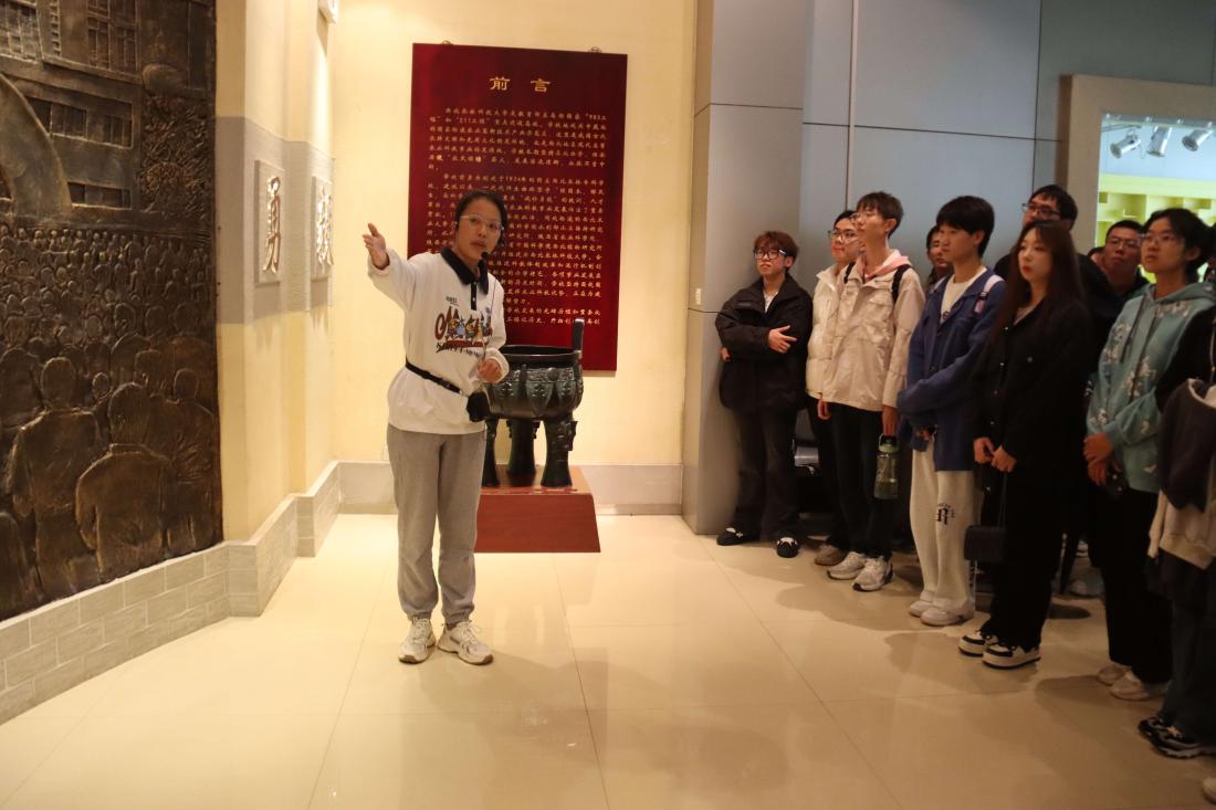 听取校史校情讲解.jpg