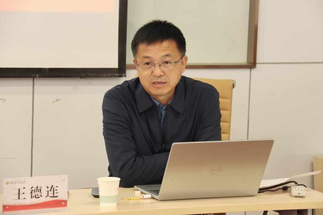王德连为同学们讲解内容.JPG