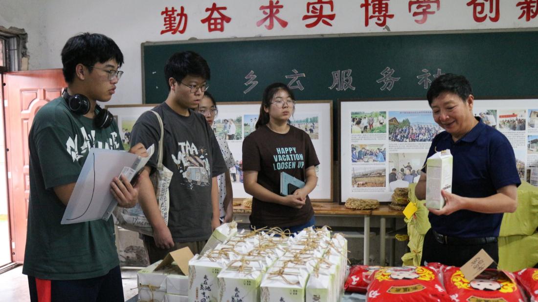 图为鱼池村书记正在向团队成员介绍鱼池生态产品（团队通讯员 李启蒙摄）_副本.jpg