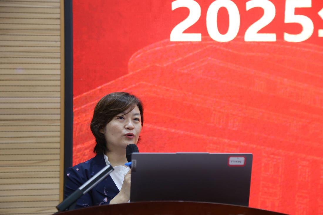 副院长侯东丽主持会议.jpg