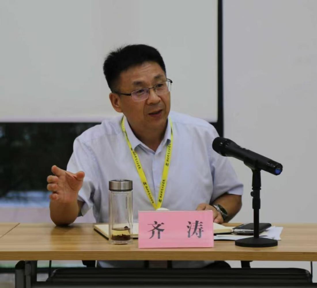 学院党委书记齐涛主持会议.jpg
