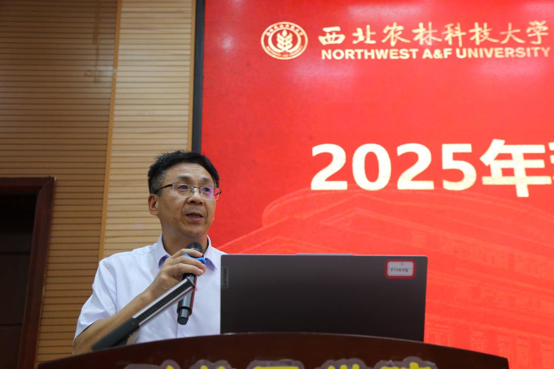 学院党委书记齐涛通报学校务虚会精神.jpg