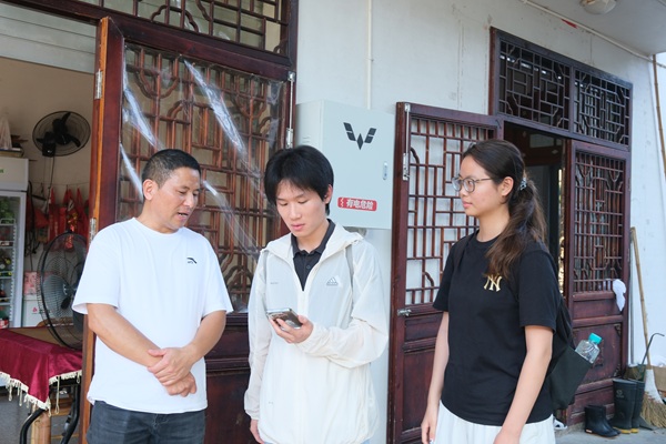 图5：团队成员和当地村民交谈.jpg