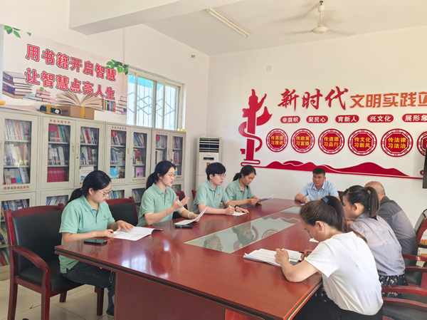 图3 实践团队与基层干部、村民代表座谈交流.png