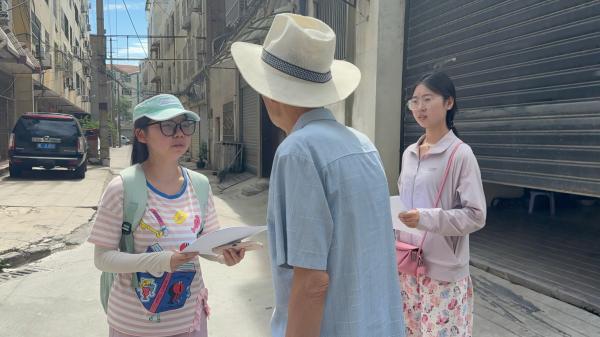 团队成员进行访谈.JPG