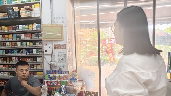 访谈当地商户2.jpg