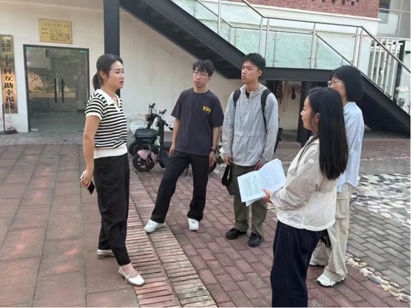 图为团队与王上村村委会主任访谈.jpg