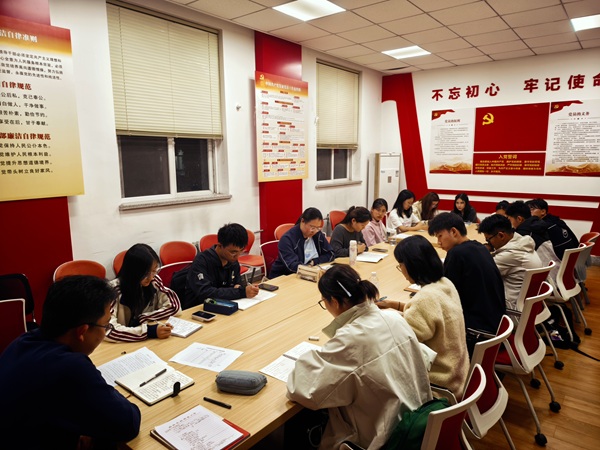 会议现场-压缩.jpg