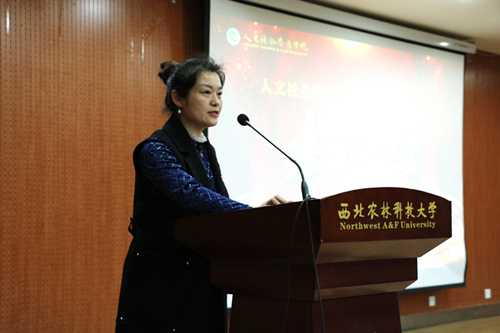 党委副书记侯东丽主持.jpg