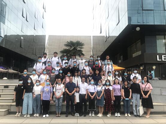 与陕西洪振律师事务所律师合影留念.jpg